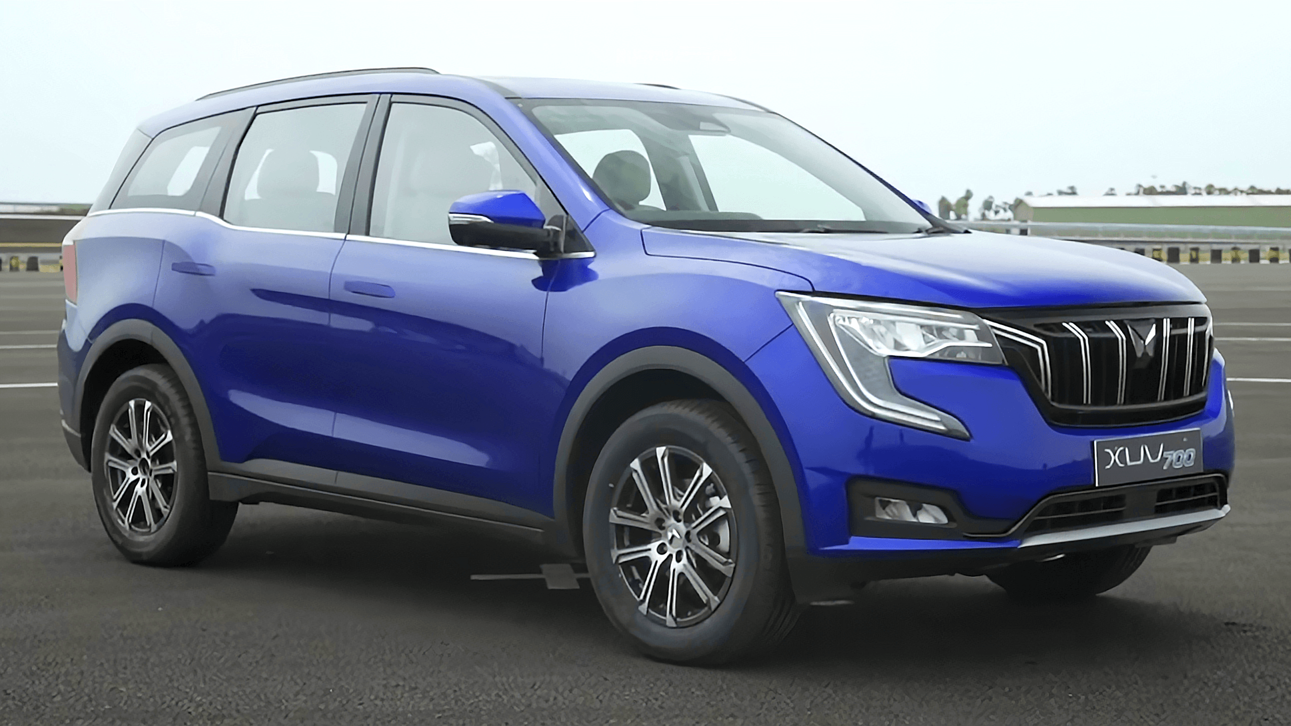 Mahindra XUV700 in a clear front three-quarter view